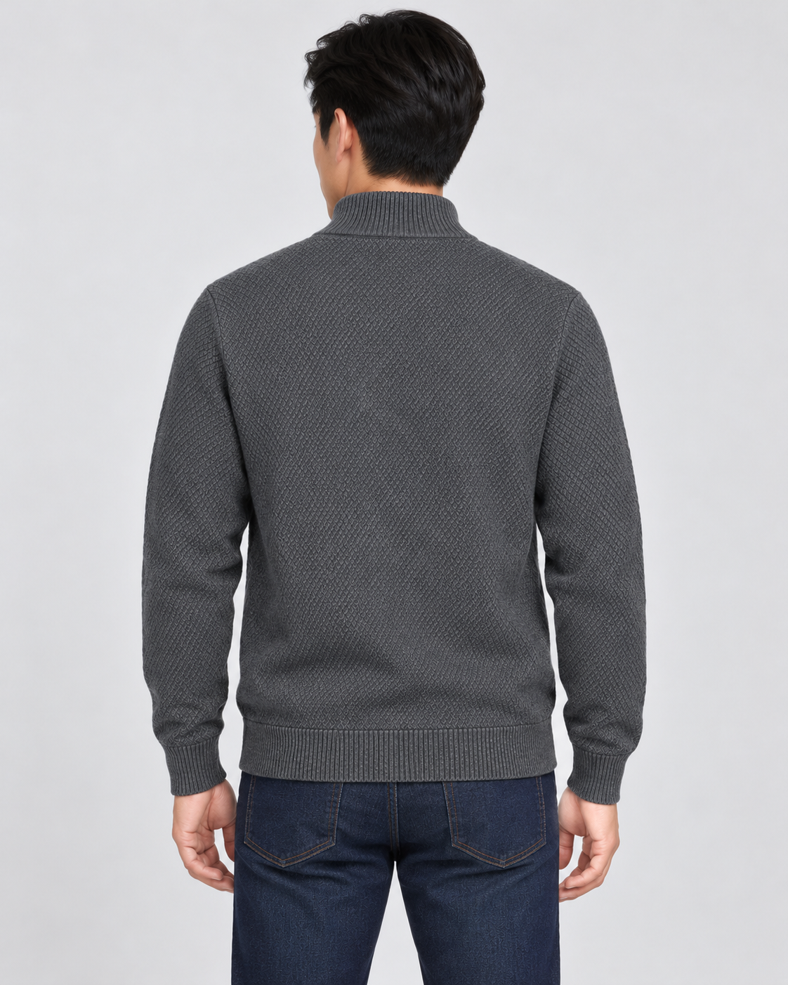 Modelo de espaldas con jersey gris marengo LaPanda de punto texturizado y vaqueros oscuros