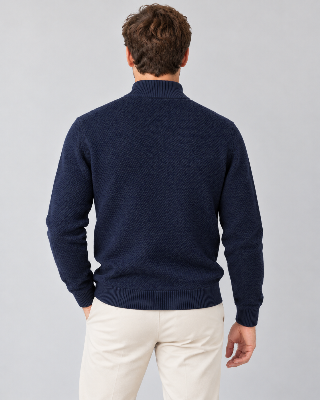 Modelo de espaldas con jersey azul marino de punto texturizado de LaPanda y pantalones crudos
