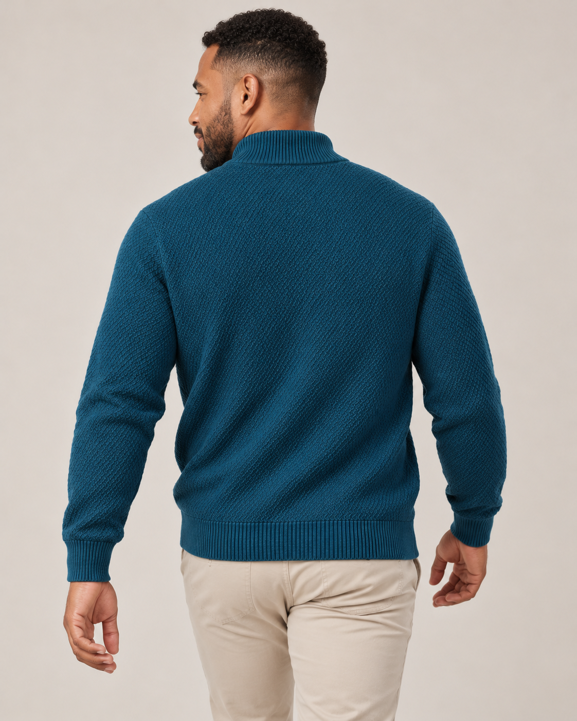 Modelo de espaldas con jersey azul petróleo LaPanda de punto texturizado y pantalones piedra