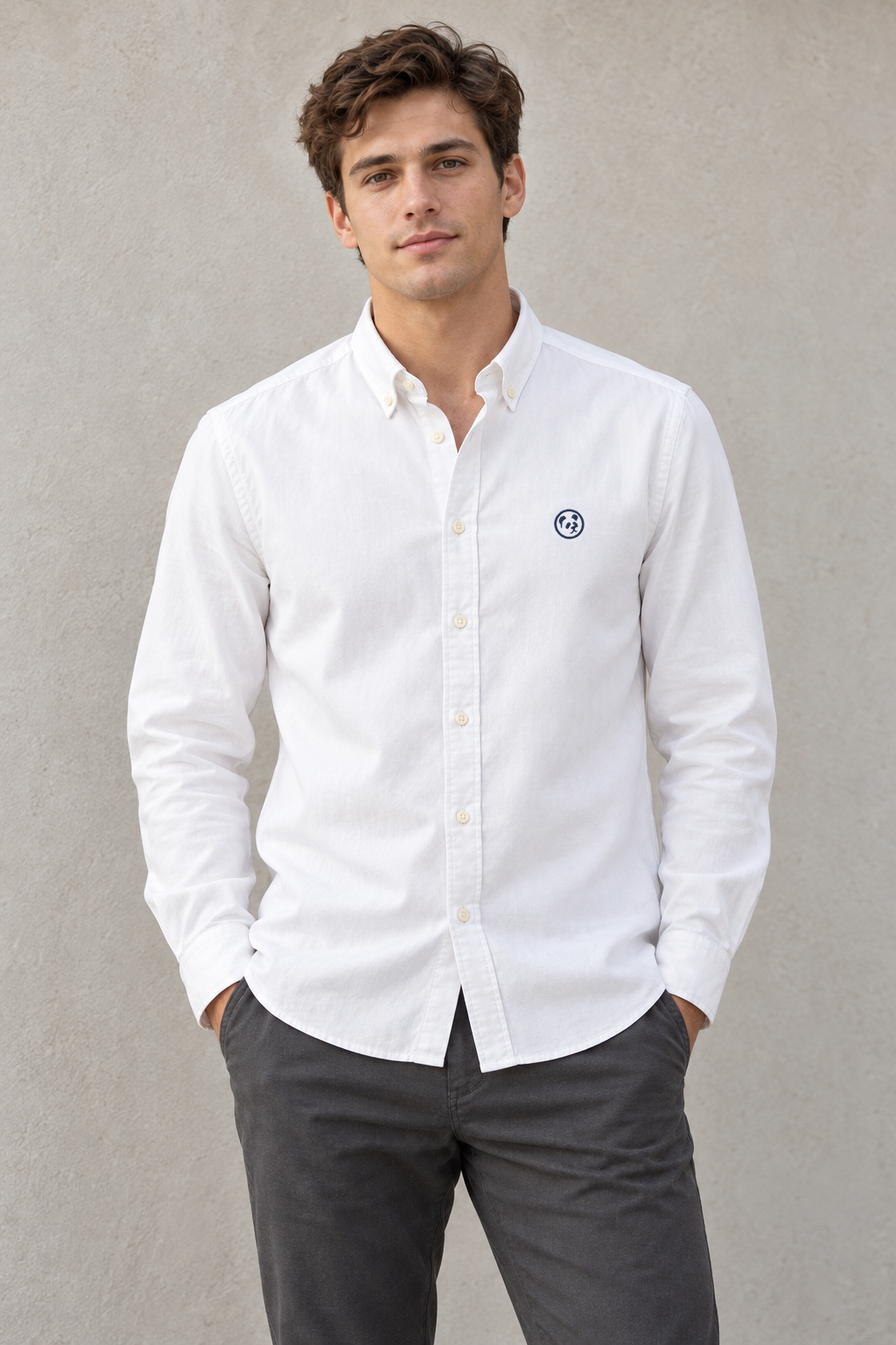 Modelo con camisa blanca LaPanda de manga larga y pantalón oscuro, vista frontal.