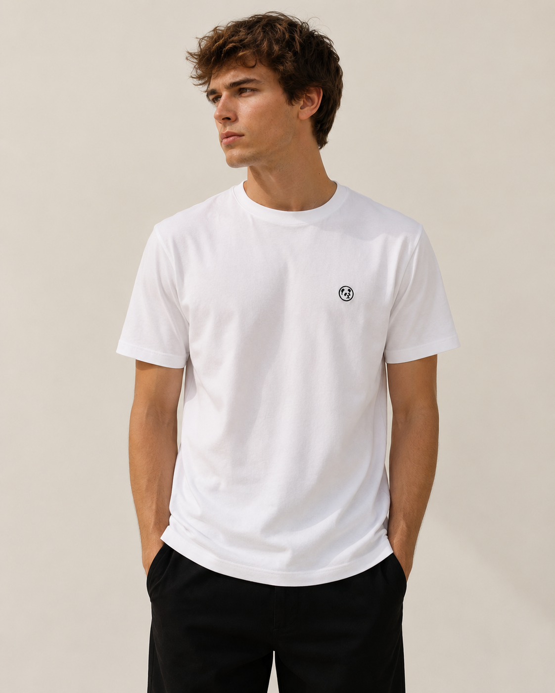 Camiseta "Essentials" Blanca — Logo negro
