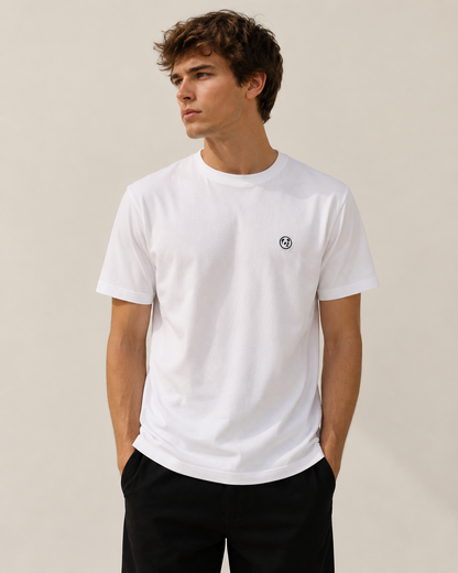Camiseta "Essentials" Blanca — Logo negro