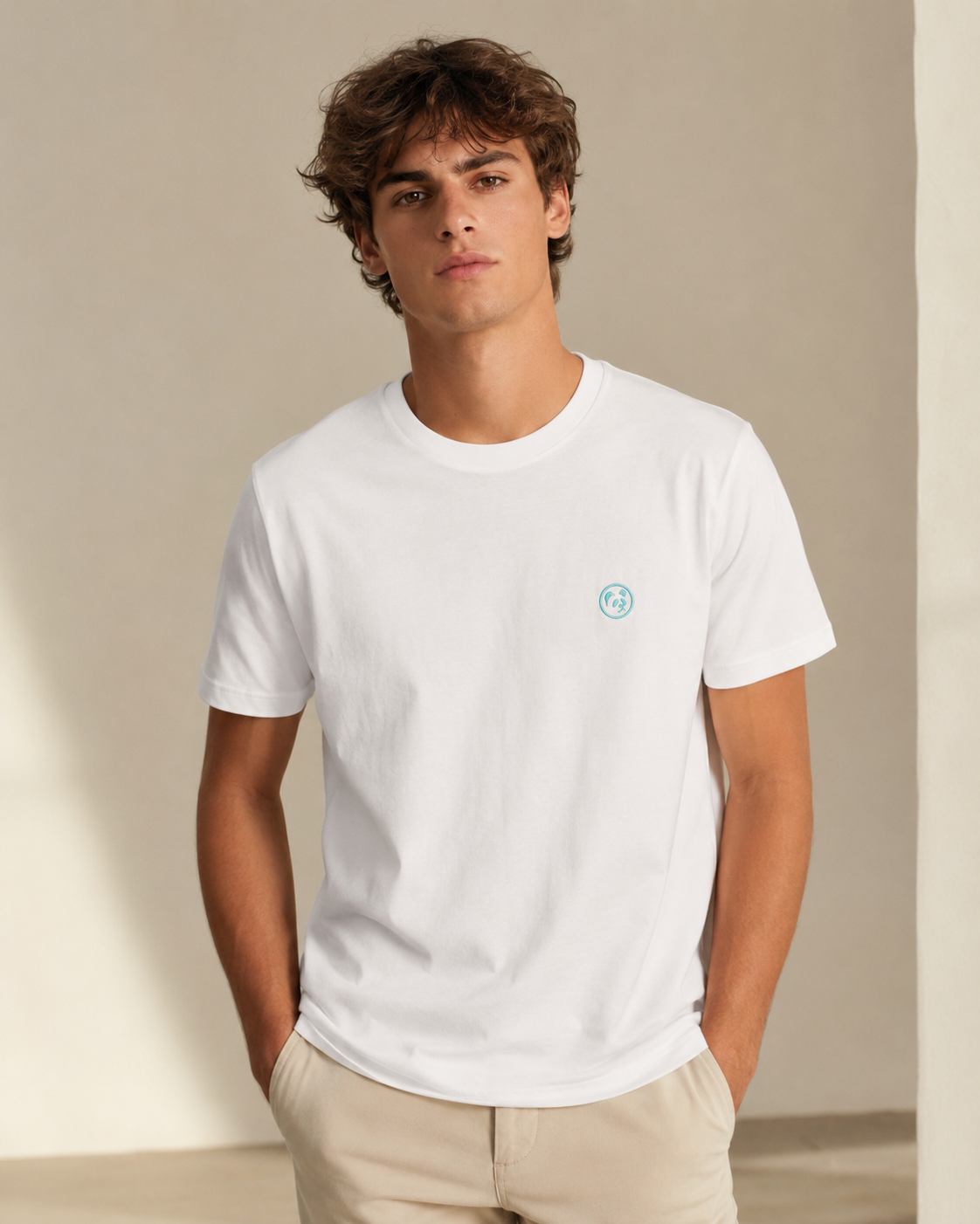 Camiseta "Essentials" Blanca — Logo aguamarina