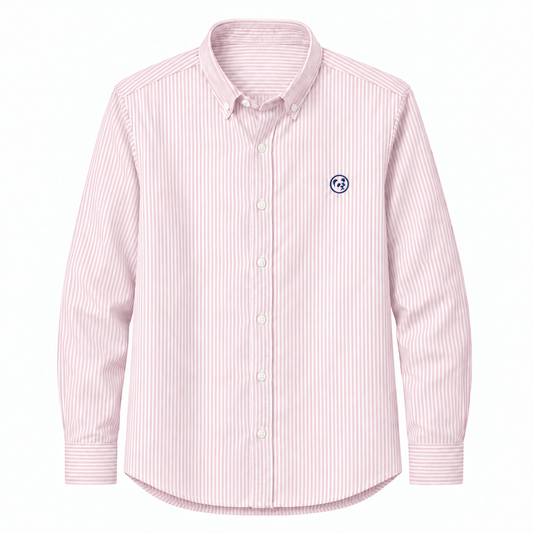 Camisa LaPanda de rayas rosa palo y blancas con bordado de panda azul marino en el pecho, vista frontal.