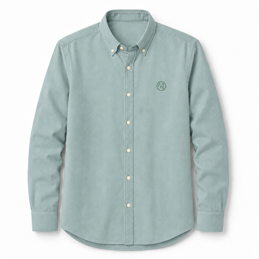 Camisa LaPanda verde grisáceo con bordado de panda verde y cuello abotonado, vista frontal.