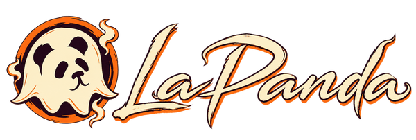 LaPanda, edición de ultratumba: el emblema del panda transformado en fantasma y la firma con trazos afilados en blanco hueso y naranja.