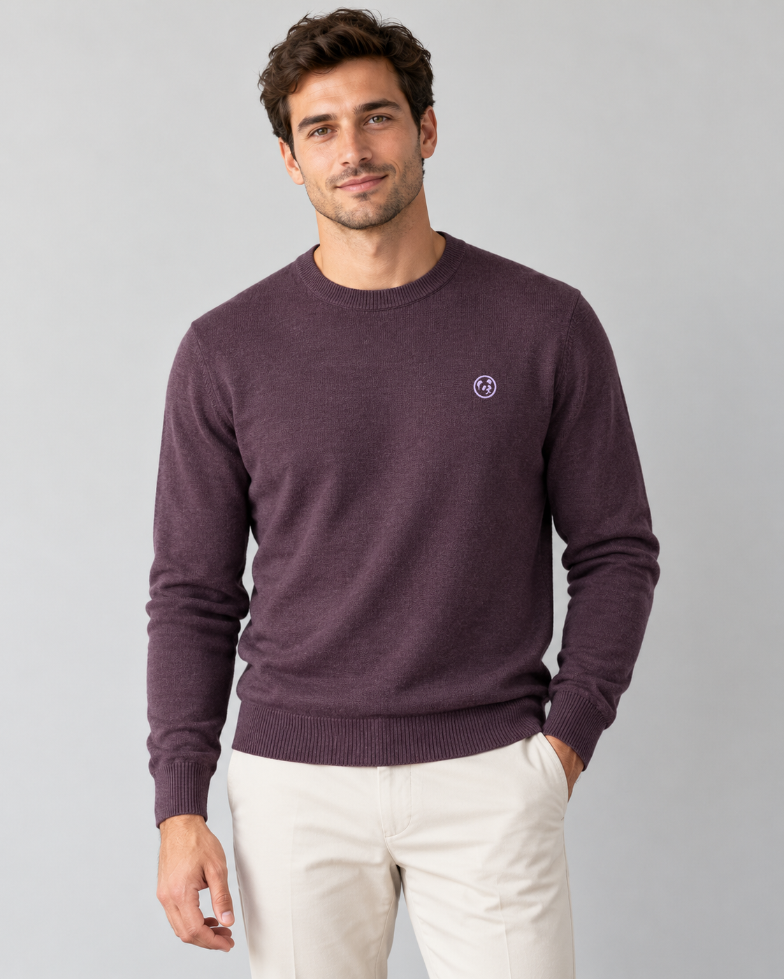 Modelo con jersey ciruela de LaPanda, cuello redondo y bordado original lila, combinado con pantalones crudos, vista frontal