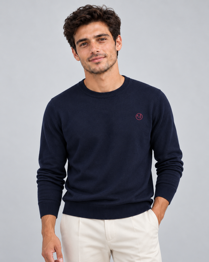 Modelo con jersey azul marino de LaPanda de cuello redondo y panda bordado rojo coral, combinado con pantalones crudos, vista frontal