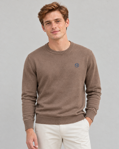 Modelo con jersey marrón claro de LaPanda, cuello redondo y bordado azul, combinado con pantalones crudos, vista frontal