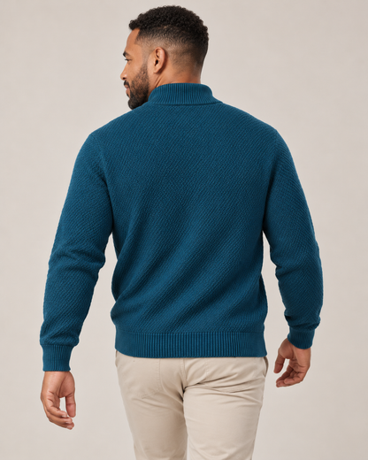 Modelo de espaldas con jersey azul petróleo LaPanda de punto texturizado y pantalones piedra