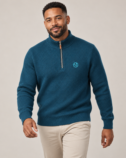 Modelo con jersey azul petróleo LaPanda, media cremallera y panda bordado turquesa, combinado con pantalones piedra