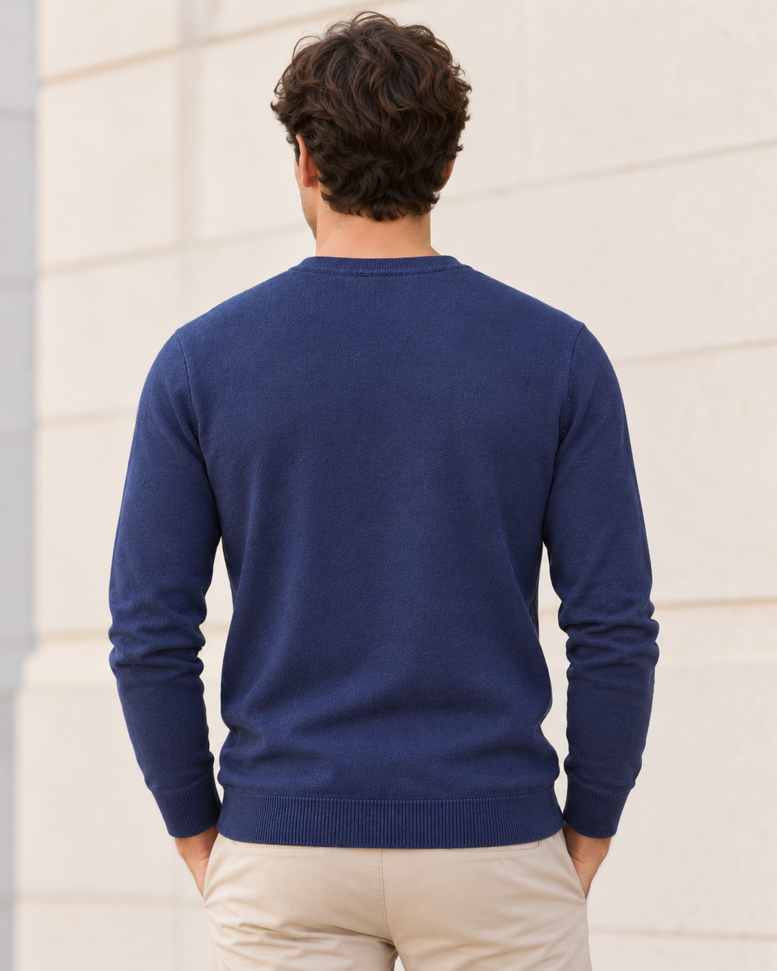 Modelo con jersey azul de LaPanda, vista de espalda lisa