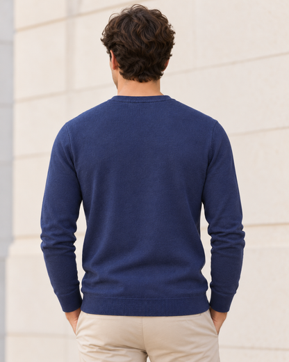Modelo con jersey azul de LaPanda, vista de espalda lisa