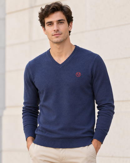 Modelo con jersey azul de LaPanda con cuello de pico y bordado rojo coral, vista frontal