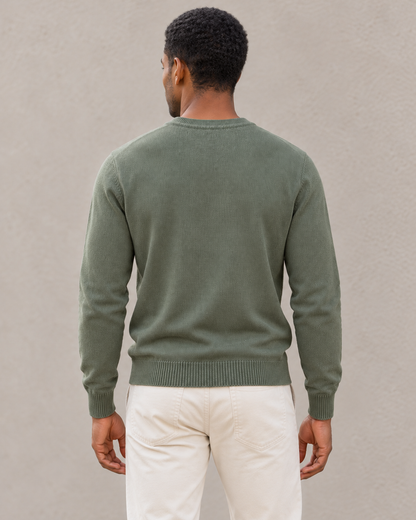 Modelo con jersey verde de LaPanda, vista trasera con espalda lisa sobre fondo neutro