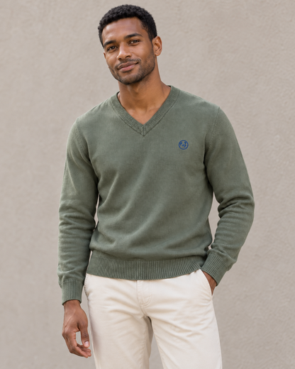 Modelo con jersey verde de LaPanda, cuello de pico y bordado azul, vista frontal sobre fondo neutro