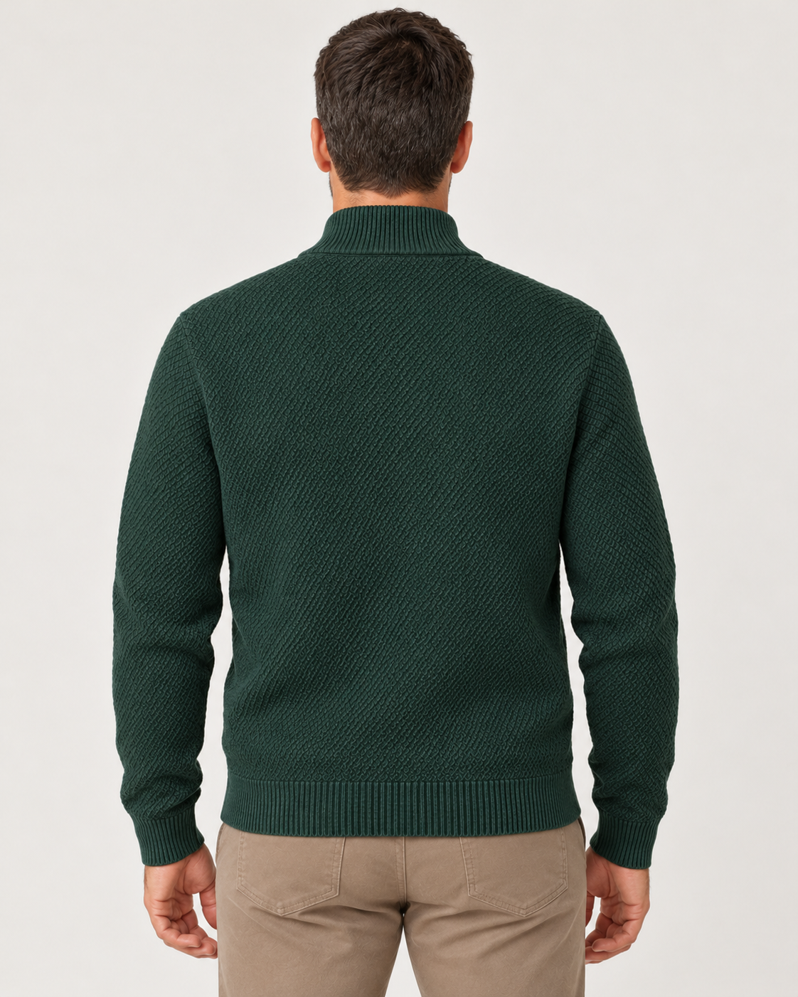 Modelo de espaldas con jersey verde botella LaPanda de punto texturizado y pantalón taupe