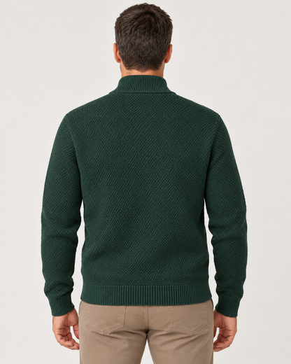 Modelo de espaldas con jersey verde botella LaPanda de punto texturizado y pantalón taupe
