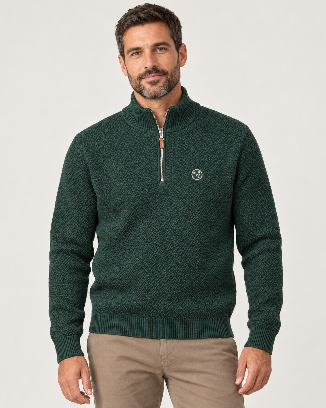 Modelo posando de frente con jersey verde botella LaPanda, pequeño panda bordado blanco y pantalón taupe