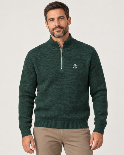 Modelo posando de frente con jersey verde botella LaPanda, pequeño panda bordado blanco y pantalón taupe